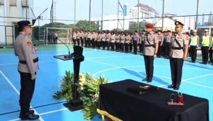 Kapolres Metro Depok, Kombes Pol Dr Christian Rony Putra, memimpin serah terima jabatan (sertijab) Wakapolres di Mapolres Depok, Kamis (13/8/2026). (Foto: Humas Polres Depok)