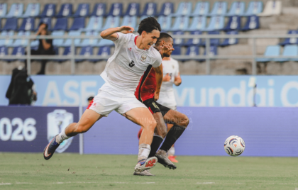 Pemain timnas Indonesia, Mitchell Baker, berupaya merebut bola. (Foto: Ist)