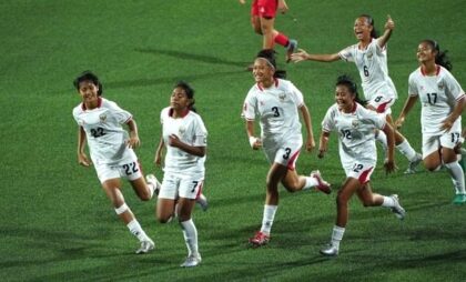 Timnas putri Indonesia melakukan selebrasi usai mengalahkan Yordania di babak semifinal Srikandi Merdeka Cup 2026 di Supersoccer Arena, Kudus, Jawa Tengah, Jumat (21/8) malam. (Foto: Ist)