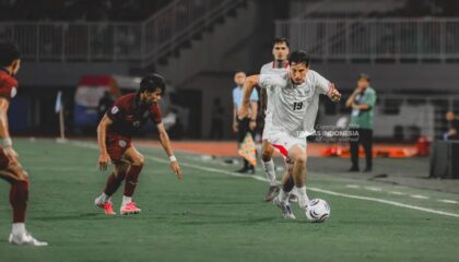Pemain timnas Indonesia, Thom Haye, menggiring bola menuju gawang Timor Leste. (Foto: PSSI)
