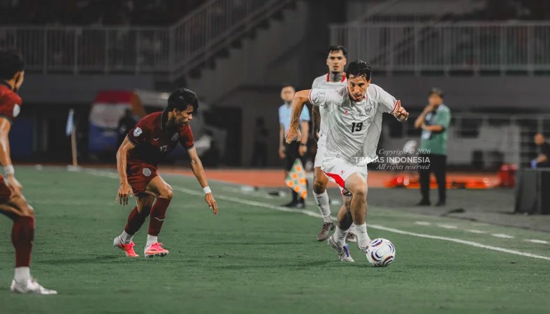 Pemain timnas Indonesia, Thom Haye, menggiring bola menuju gawang Timor Leste. (Foto: PSSI)