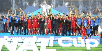 Timnas Vietnam merayakan keberhasilan menjuarai ASEAN Championship atau Piala AFF 2026 di Stadion Nasional My Dinh, Hanoi, Rabu (26/8) malam. (Foto: ASEAN United)