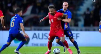 Striker Vietnam, Nguyen Xuan Son, dijaga ketat pemain Thailand pada pertandingan leg pertama final Piala AFF 2026 di Stadion Rajamangala, Sabtu (22/8/2026) malam. (Foto: Instagram @changsuek)