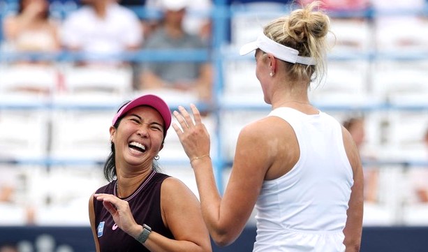 Petenis Indonesia Aldila Sutjiadi bersama pasangannya Erin Routliffe melaju ke perempat final US Open 2026. (Foto: AFP/Emilee Chinn)