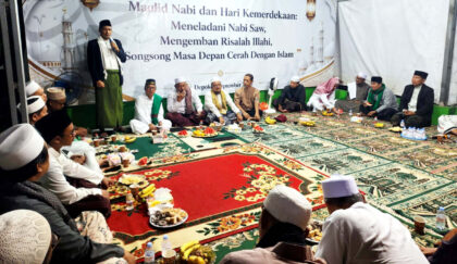 Dalam Multaqo Maulid 1448 H yang berlangsung di di Majelis Arriayah, Cagar Alam, Kota Depok, Rabu (02/09/2026), KH Farhan Suchail menyampaikan pandangan mengenai masa depan Indonesia sekaligus menegaskan optimisme bahwa Indonesia dapat menatap masa depan yang gemilang dan mewujudkan generasi emas melalui penerapan syariah Islam secara kaffah dalam bingkai Khilafah. (Foto: Dok RUZKA INDONESIA)