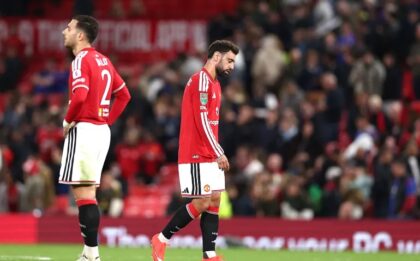 Pemain Manchester United, Bruno Fernandes (kanan), menyesali kekalahan timnya atas Brighton & Hove Albion di Stadion Old Trafford, Kamis (17/9/2026). (Foto: Molly Darlington/Getty Images