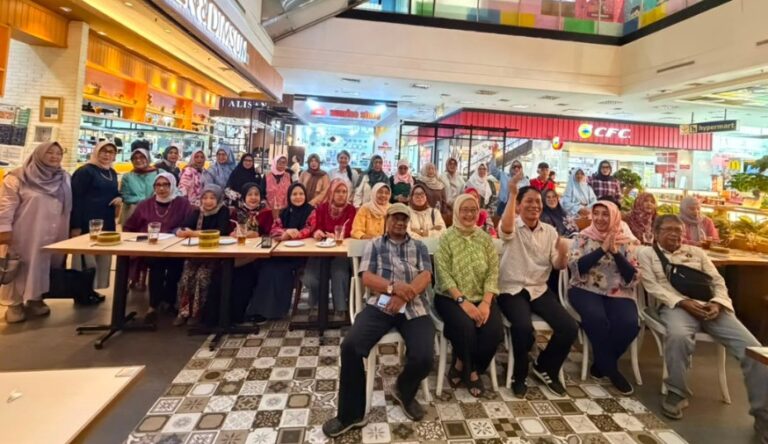 Foto bersama ibu-ibu peserta Harmoni Angklung 2026 PWI Kota Depok usai technical metting di Mal Detos, Senin (28/09/2026). (Foto: Dok RUZKA INDONESIA)