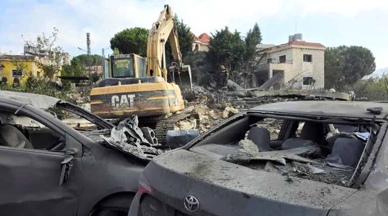 Salah satu serangan udara tentara Israel menghancurkan bangunan berlantai tiga di Kota Kfar Rumman, Lebanon selatan, Minggu (6/9/2026) malam. (Foto: REUTERS)