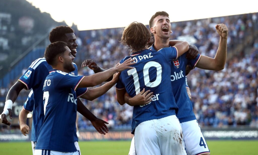 Como 1907 mengalahkan Parma dengan skor 2-1 pada lanjutan giornata keempat Liga Italia 2026/27 di Stadion Giuseppe Sinigaglia, Selasa (15/9) pagi. (Foto: Marco Luzzani/Getty Images)