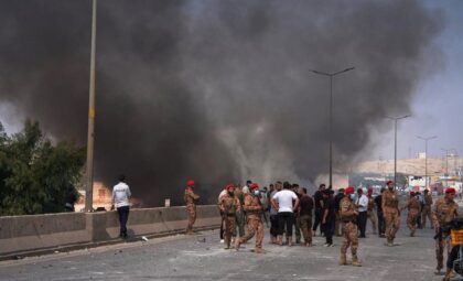 Sejumlah tentara berkumpul saat asap mengepul setelah terjadinya ledakan gudang senjata di daerah Burj al-Nimra dekat Sarmada, Provinsi Idlib, Suriah, Rabu (9/9/2026). (Foto: AP Photo/Omar Albam)