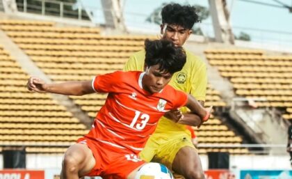 Pemain Indonesia dan Malaysia berebut bola pada laga Grup H Kualifikasi Piala Asia 2027 di Stadion Nasional Laos, Vientiane, Senin (31/8/2026). (Foto: Instagram @timnasindonesia)
