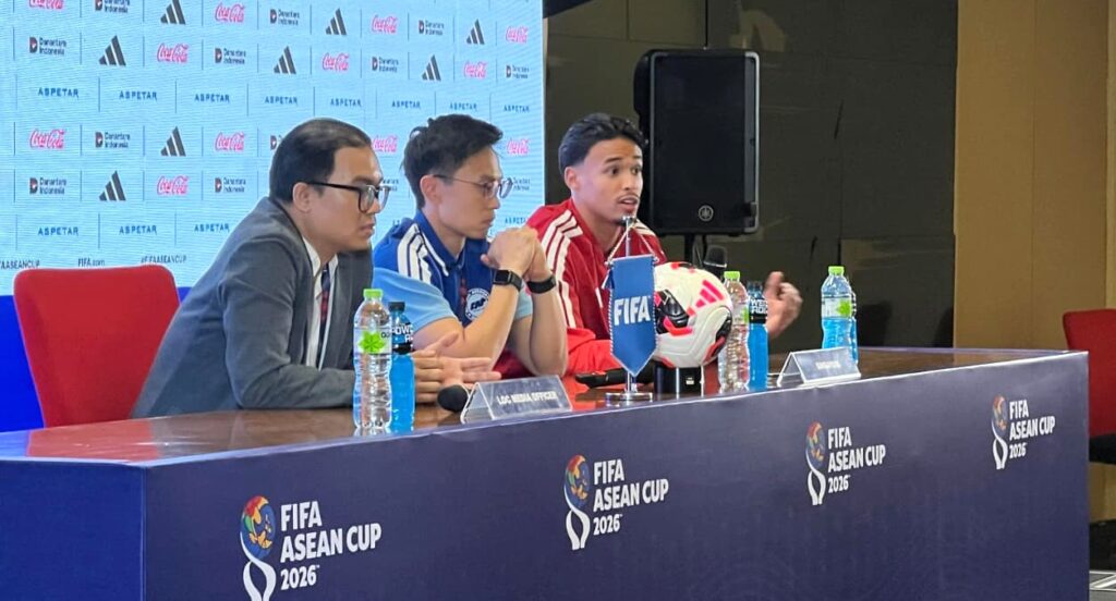 Pelatih Timnas Singapura, Gavin Lee (tengah) saat konferensi pers FIFA ASEAN Cup 2026. (Foto: Istimewa)