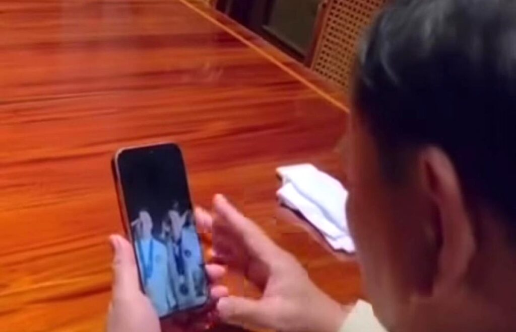 Presiden Prabowo Subianto mengucapkan selamat secara langsung kepada tim bulu tangkis beregu putra Indonesia melalui video call, Kamis (24/9) malam. (Foto: Instagram Prabowo)