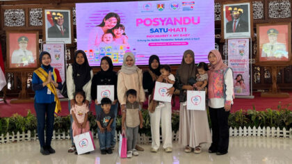 MELALUI SATU HATI: Sentuhan Lembut untuk Anak Sehat Indonesia, menghadirkan sentra Posyandu bagi masyarakat setempat melalui kolaborasi langsung dengan pengurus dan kader Posyandu lokal, ritel modern Indomaret, dan pemerintah daerah setempat untuk mendekatkan akses pelayanan kesehatan balita, mempermudah ibu dalam memantau tumbuh kembang anak, serta menyediakan ruang edukasi interaktif. (Foto: Dok RUZKA INDONESIA)