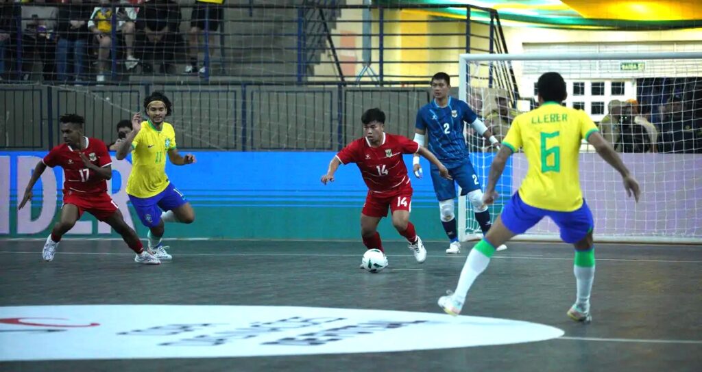 Timnas futsal Indonesia saat dikalahkan Brasil pada laga perdana Grup A Copa das Nacoes de Futsal 2026 di Max Ronsenmann Arena, Sao Jose dos Pinhais, Brasil, pada Jumat (16/10). (Foto: Ist)