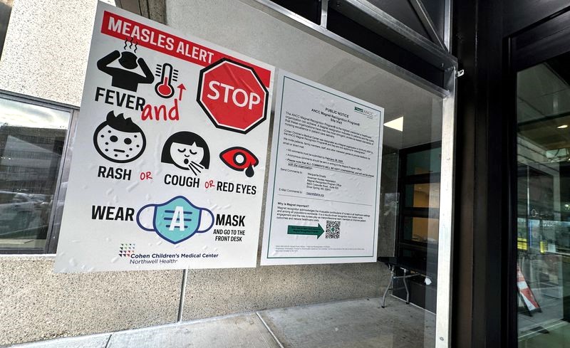 Tanda peringatan wabah campak terpasang di luar pintu masuk Cohen Children's Medical Center di New Hyde Park, New York. (Foto: Shannon Stapleton/Reuters)